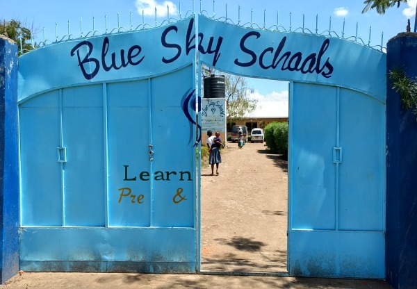 Imagen de cabecera de Blue Sky School - Tanque de agua y suelo del nuevo edificio de secundaria