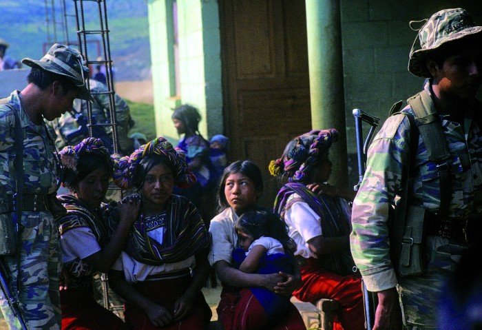 17-mujeres-ninas-sentadas-rodeadas-de-soldados.jpg