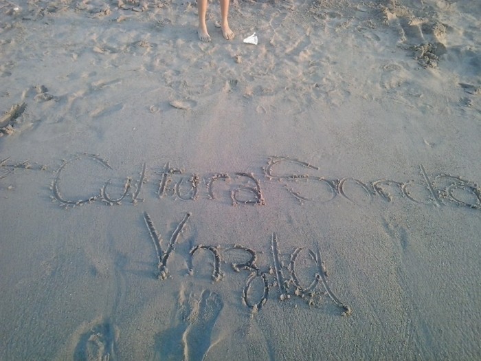 Un saludo escrito en la arena del Caribe